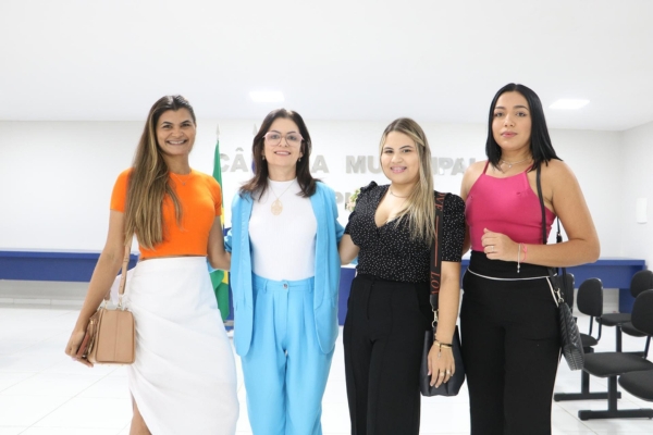 Vereadora Domitilia Lopes com participantes do evento.jpg