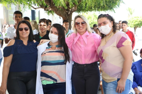 Vereadora Eliane Bezerra, Tec. Enf. Jamily, Dra. Yasmin Lima e participante do evento.jpg