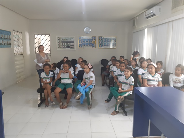 Turma de alunos da escola Municipal Balduíno realizam visita as dependências da Câmara Municipal